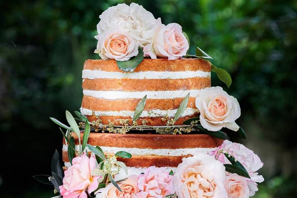 Romantica naked wedding cake