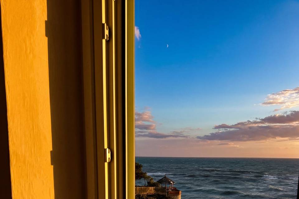 VILLA A PICCO SUL MARE