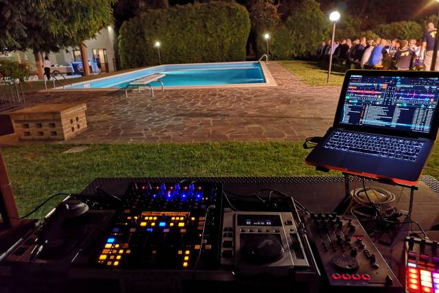 Matrimonio a bordo piscina