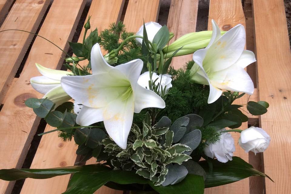 Bouquet con lilium longiflorum