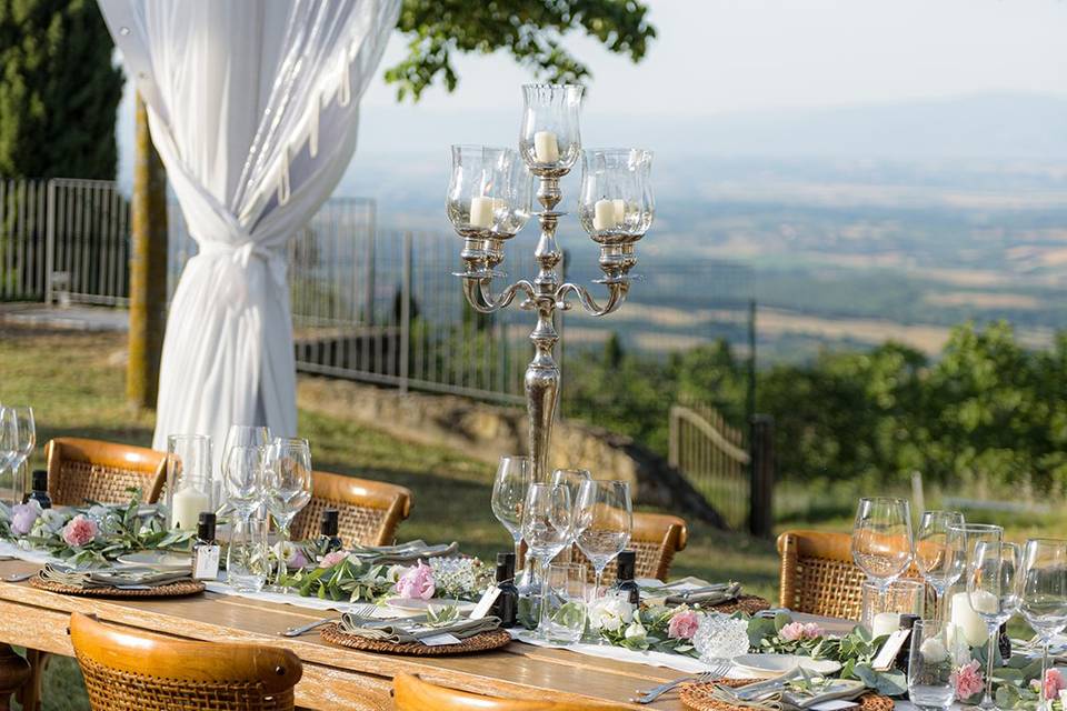 Tavola con la vista toscana