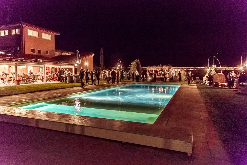 Aperitivo in piscina la sera