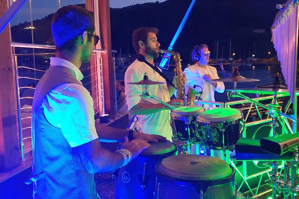 Dj, sax e percussioni