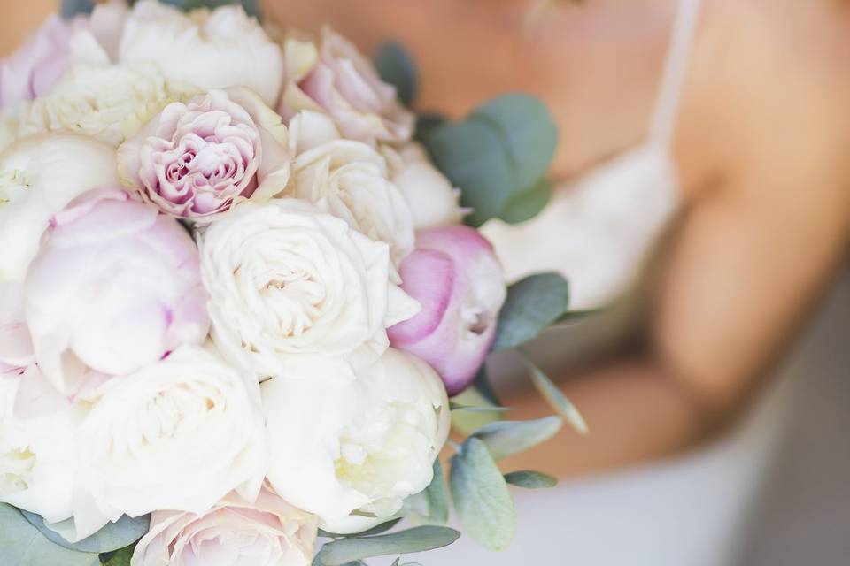 Sposa con bouquet