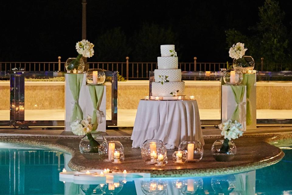 Wedding cake in piscina