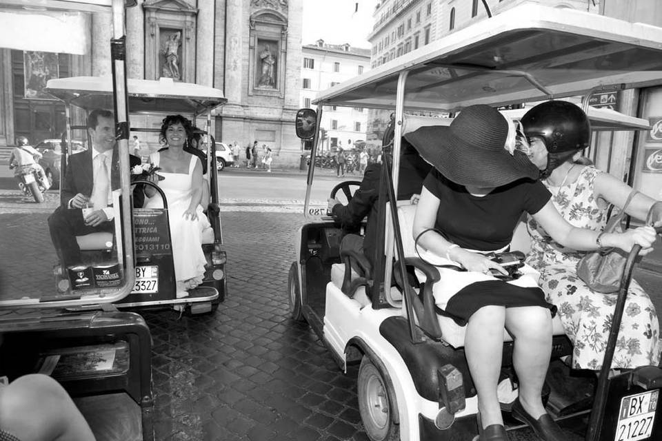 Passeggiata sulle auto elettriche al centro di Roma