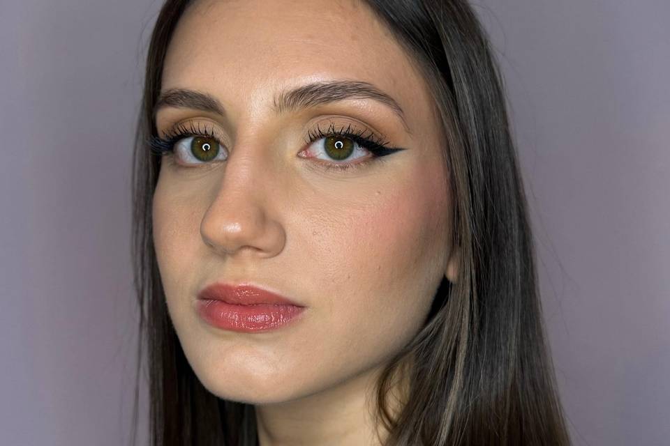 Soft glam make-up