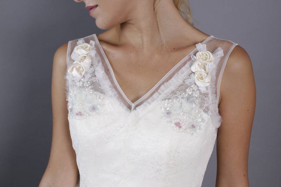 Tulle con fiori ricamati