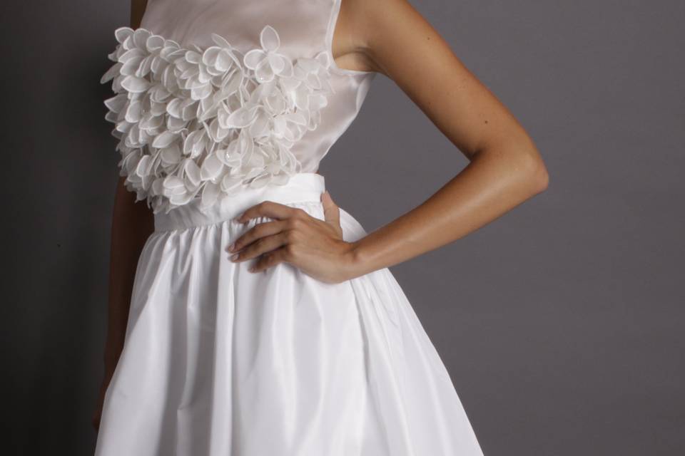 Top con petali di organza