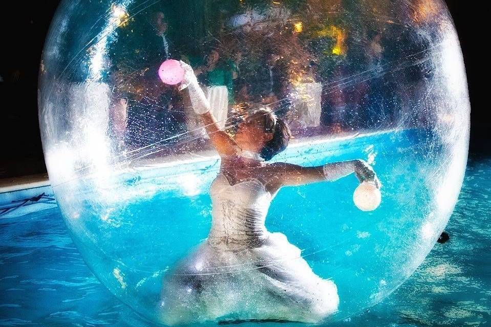 Ballerina nella Sfera in acqua