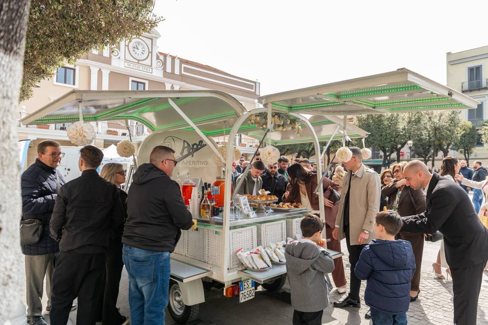 Buffet esterno affollato