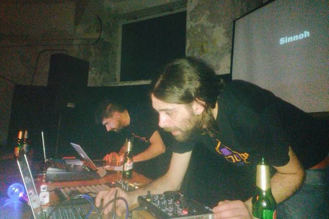 Dj insieme a un amico