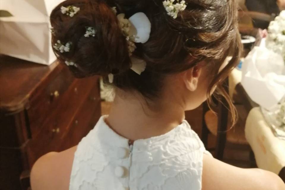 Chignon con fiori e petali