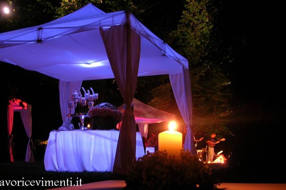 Buffet con arredi luminosi