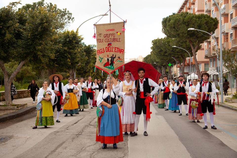 Corteo nuziale in sfilata