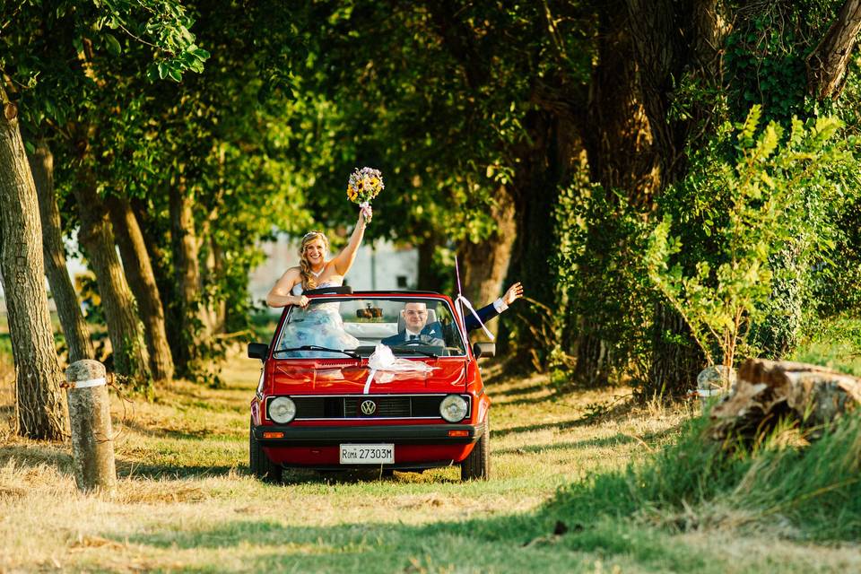 Gli sposi e la loro auto