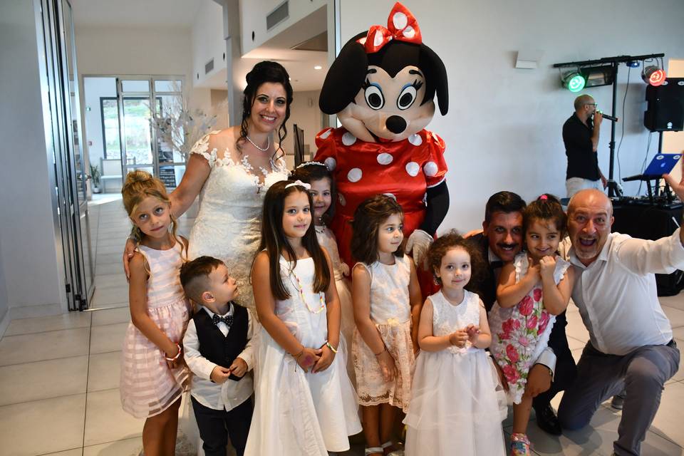 Minnie con gli sposi