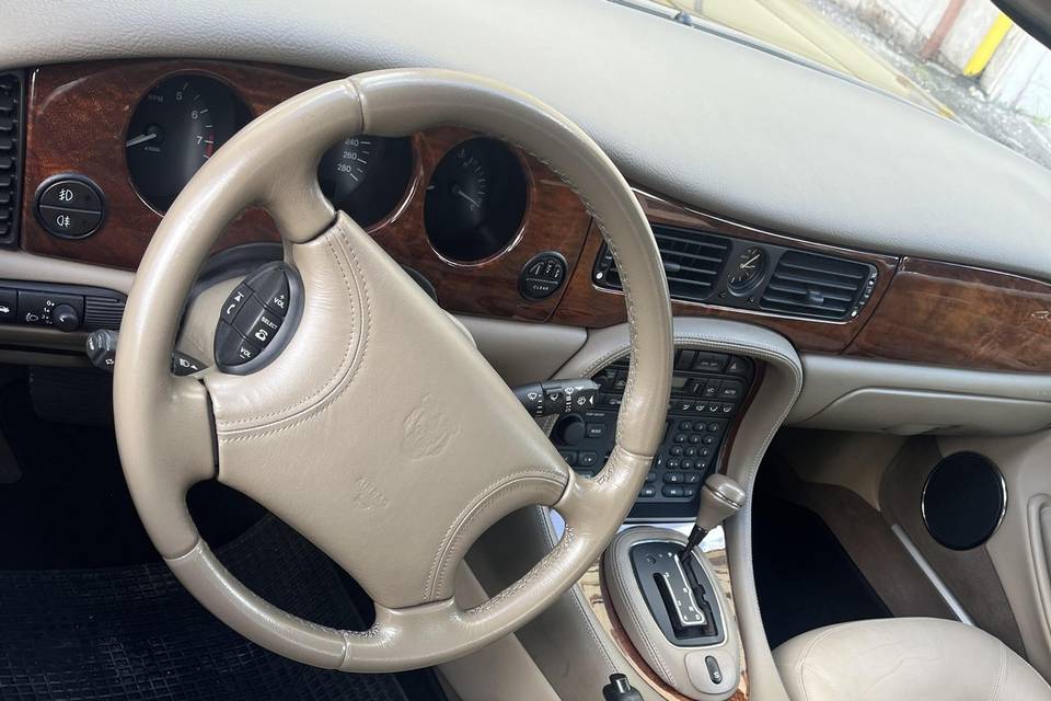 Jaguar XJ8 interni