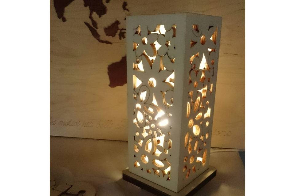 Lampada in legno traforato