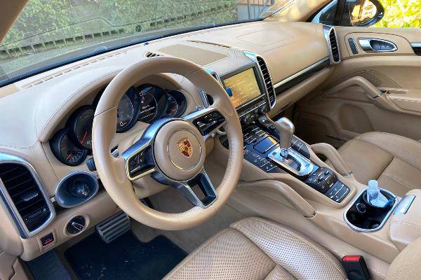 Porsche cayenne interni davant