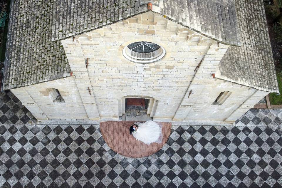 Foto sposi chiesa drone