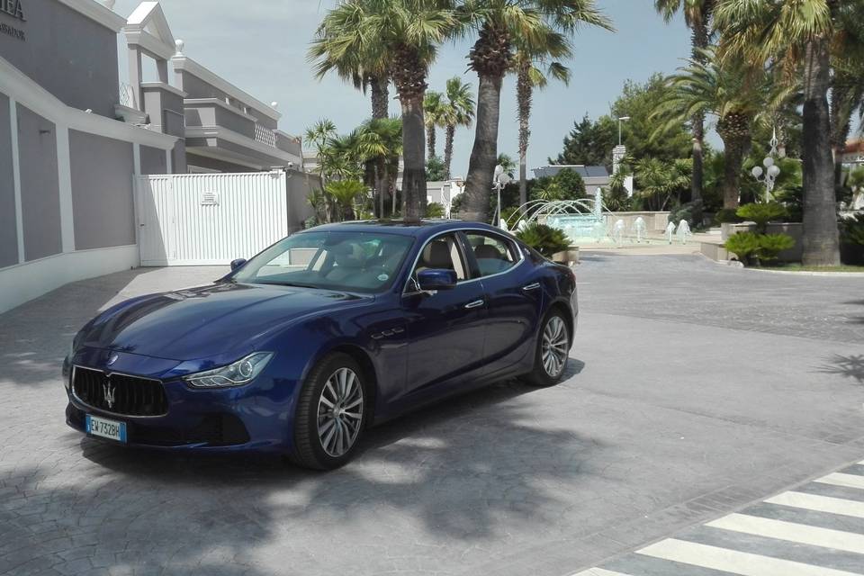 Maserati Ghibli blu elettrico