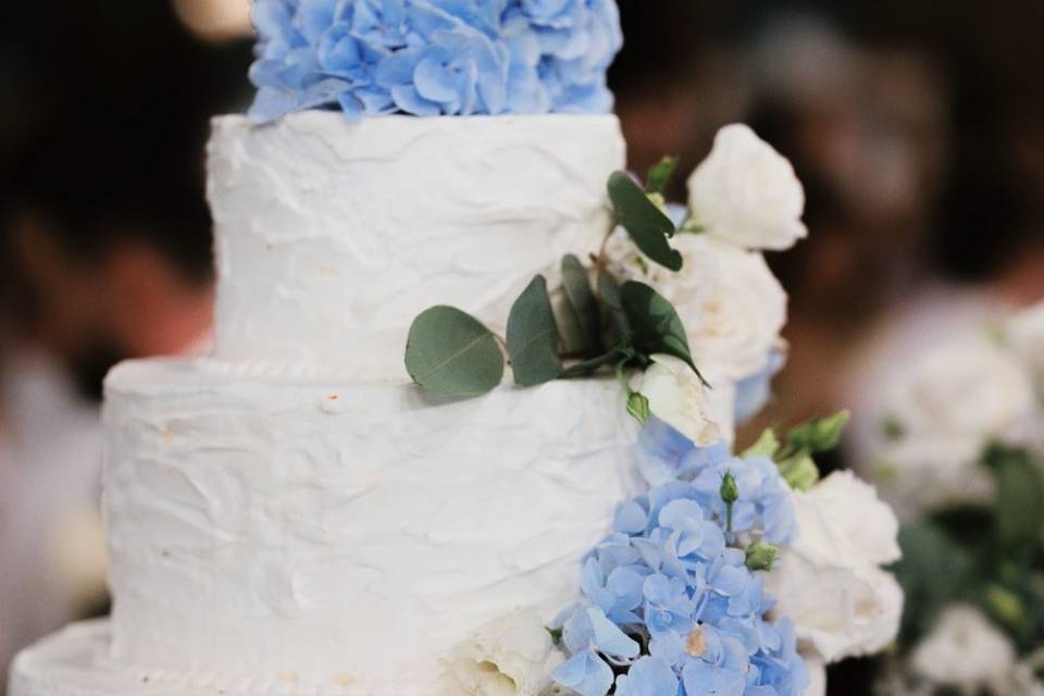 Torta con fiori a tema matrimo
