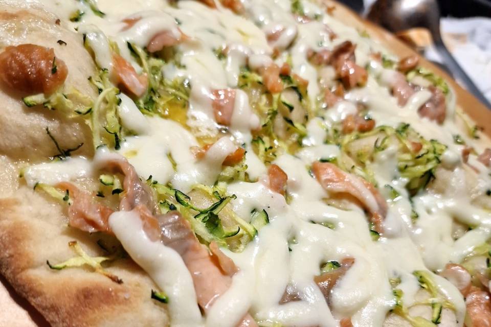 Pizza zucchine e salmone