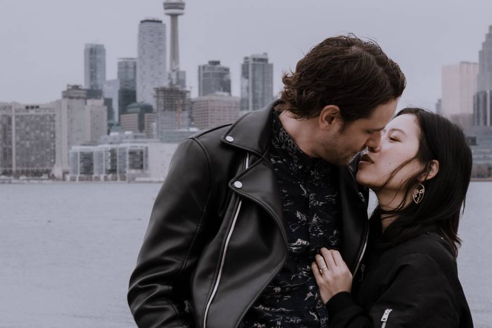 Toronto skyline kiss