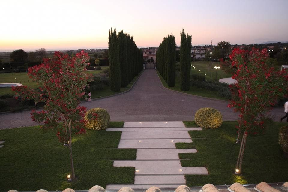 Viale d'ingresso con alberi