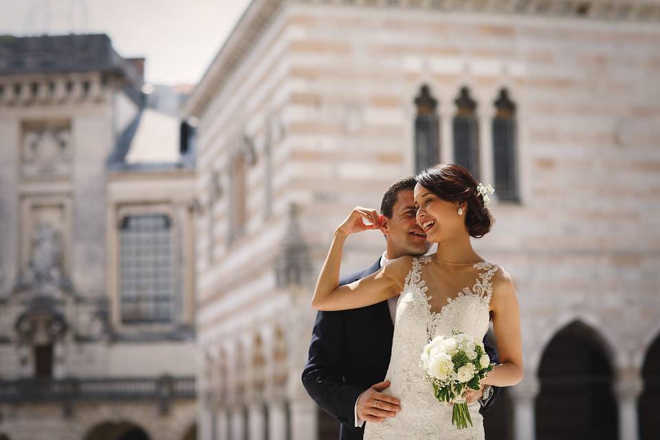 La coppia in piazza Libertà