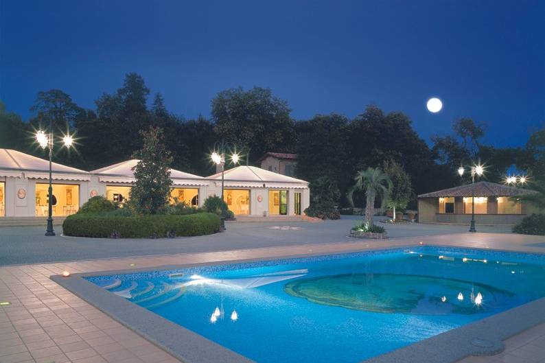 Villa con piscina di sera