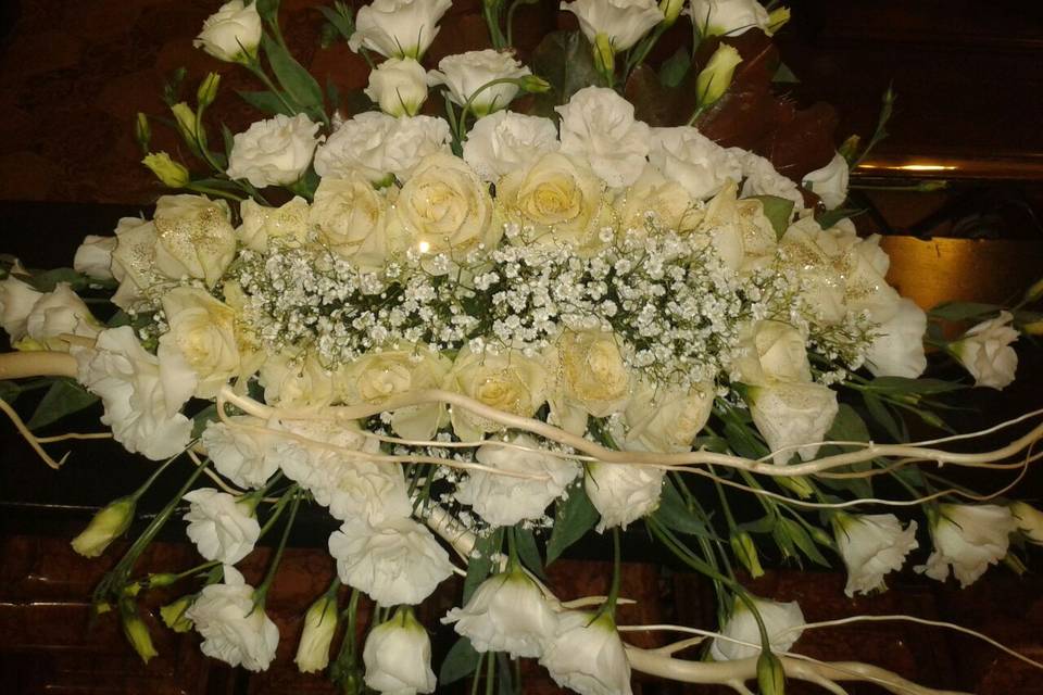 Lisianthus e rose bianche