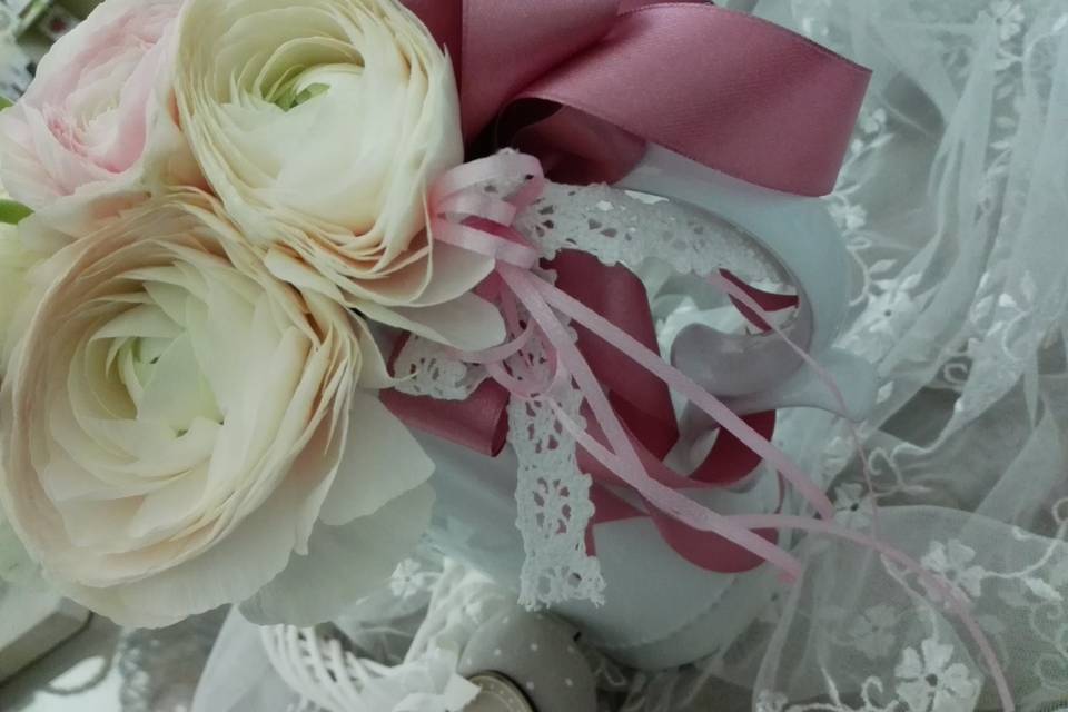 Bouquet sposa rose e ranuncoli