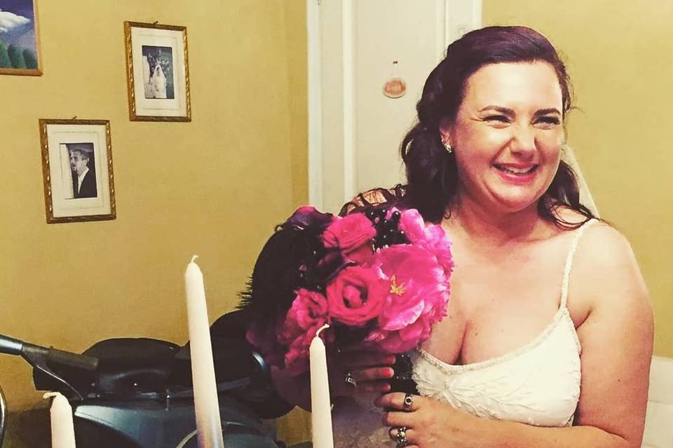 La sposa e il suo bouquet