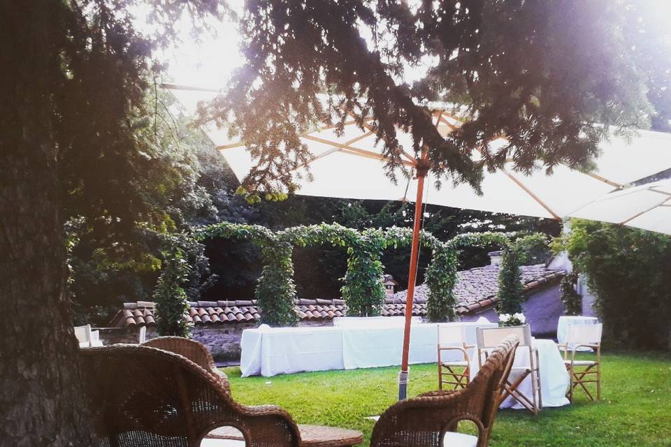 Aperitivo nel giardino medievale