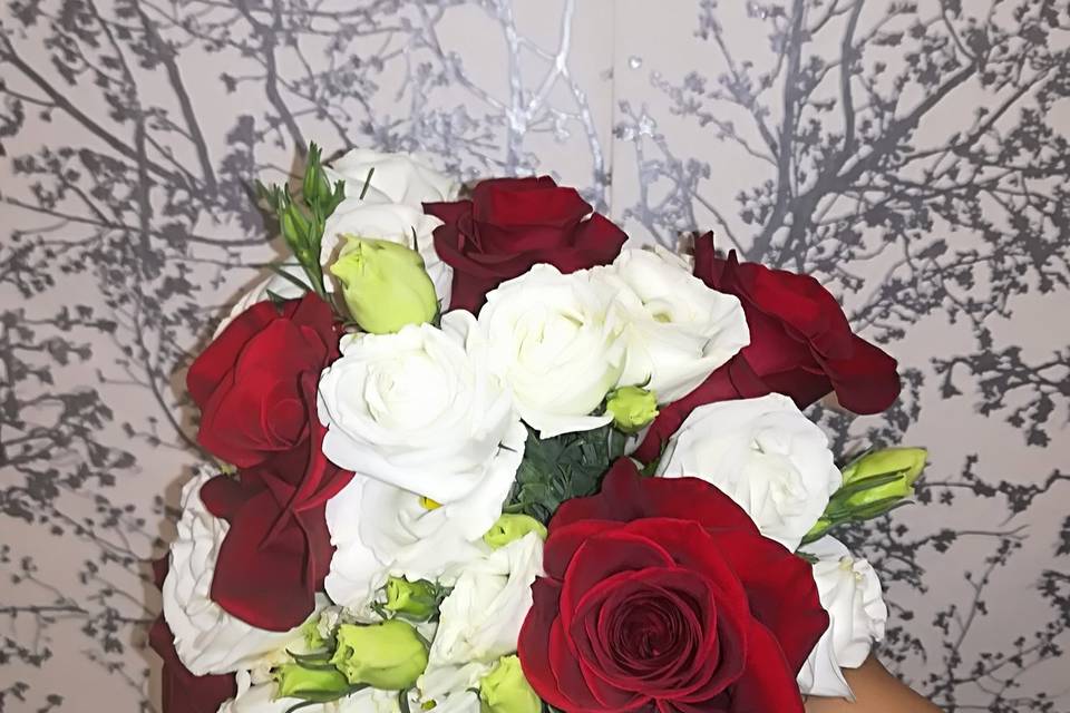 Bouquet sposarose rosse e lisi
