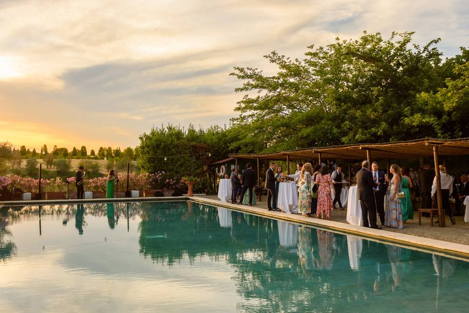 Aperitivo in piscina