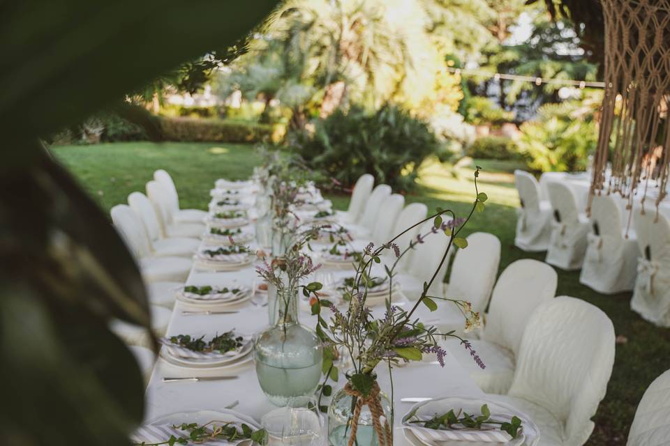 Tavolo imperiale in giardino