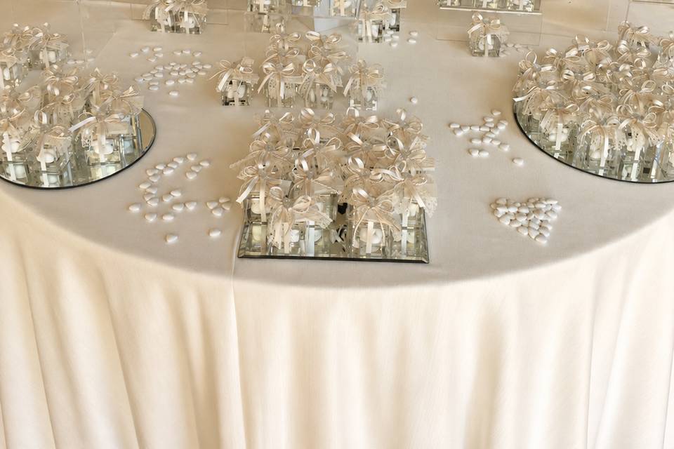 Allestimento tavolo bomboniere