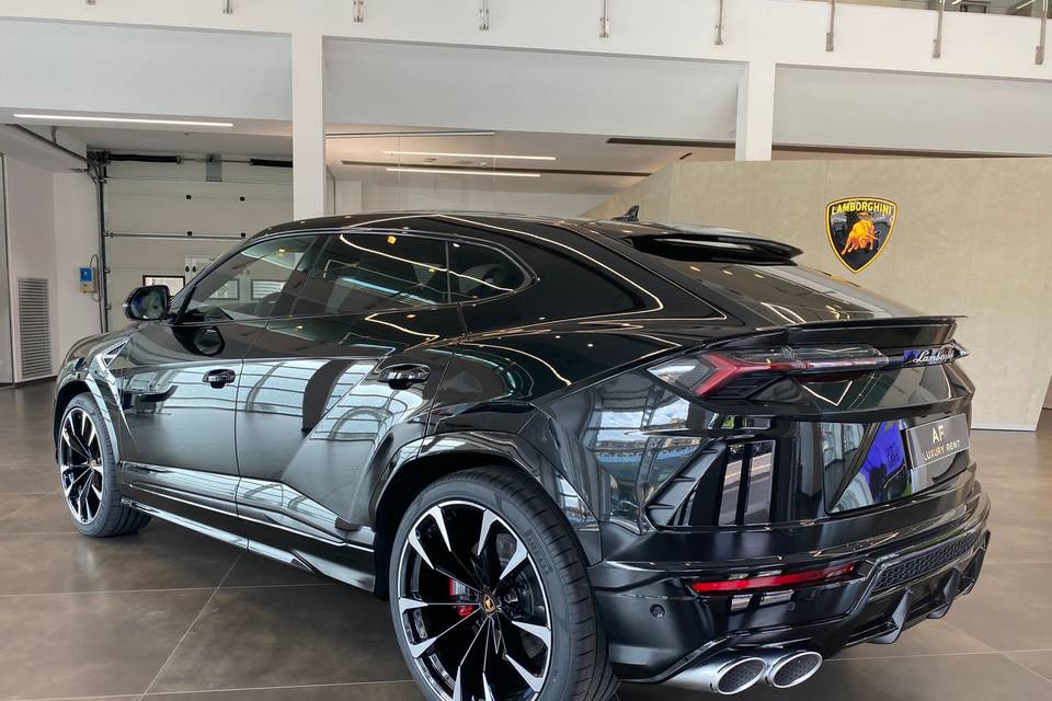 Lamborghini urus nero