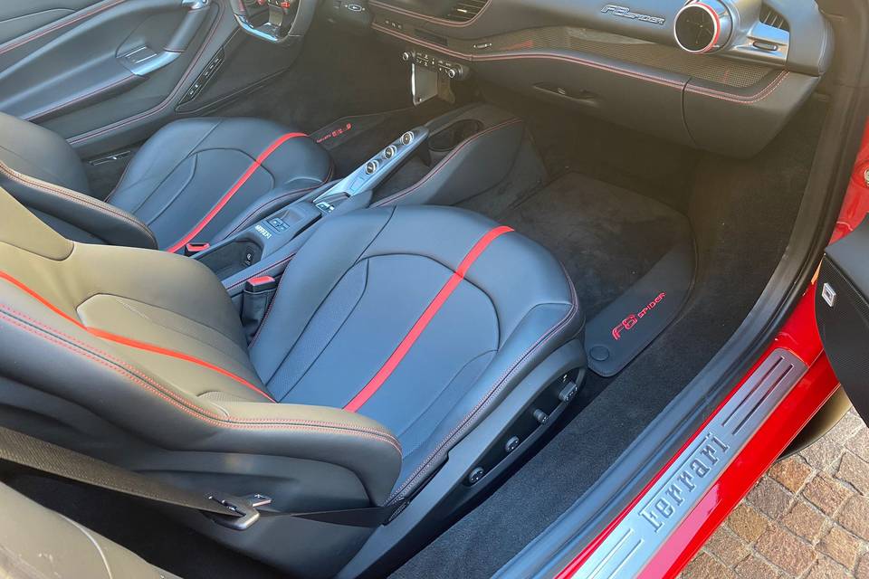 Ferrari f8 interni