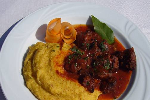 Piatto di goulash e polenta