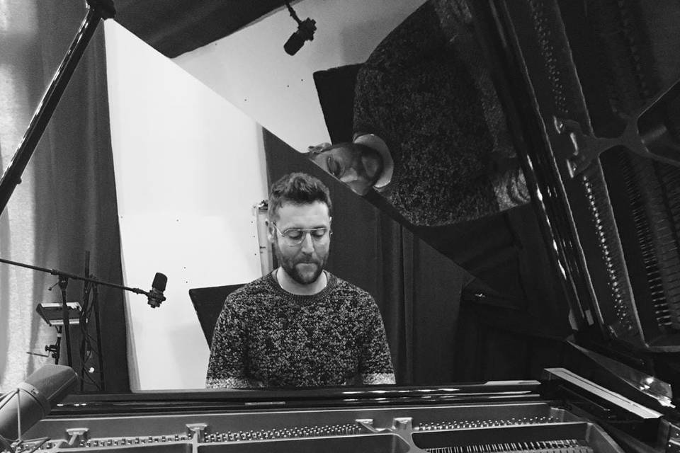 Pianist in studio