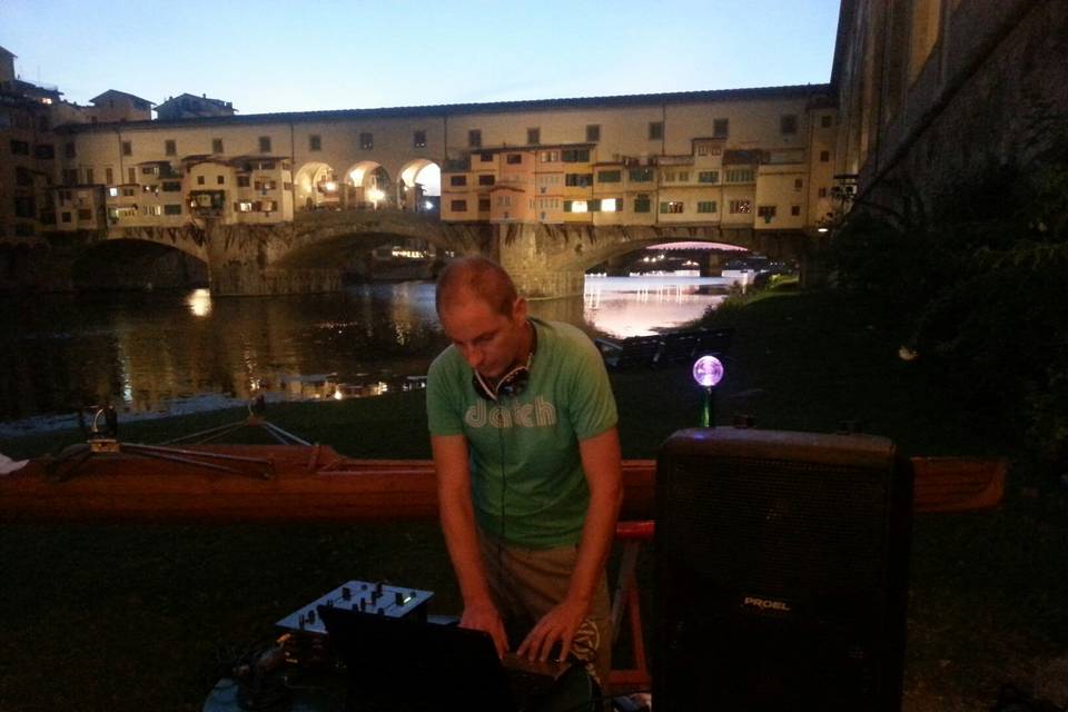 Dj set sul Ponte Vecchio (Fi)