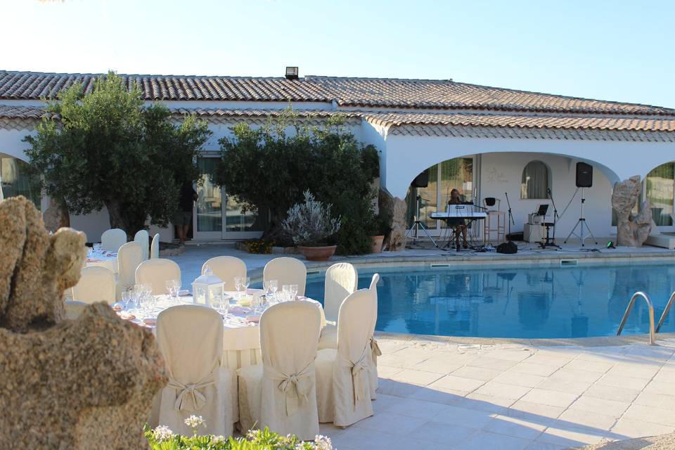 Cena a bordo piscina