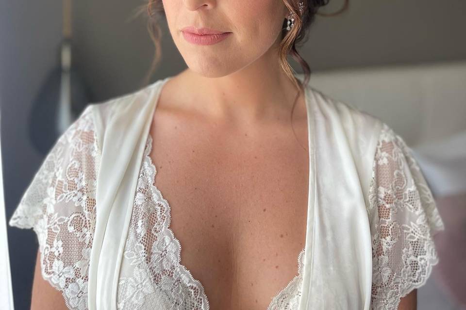 Soft pink bridal make-up