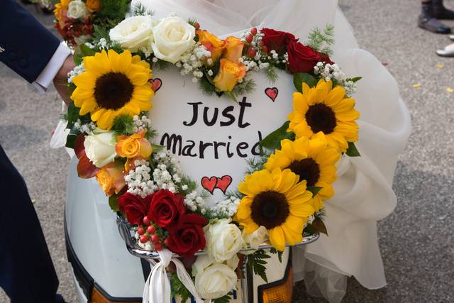 Cuore con girasoli su Vespa