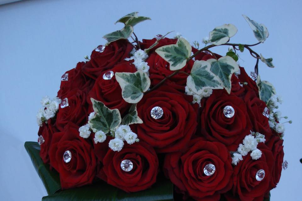 Bouquet rose rosse con edera