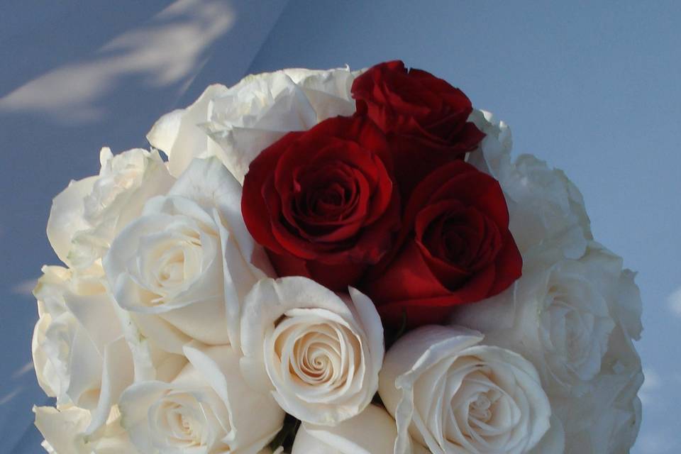 Bouquet di rose bianche e ross